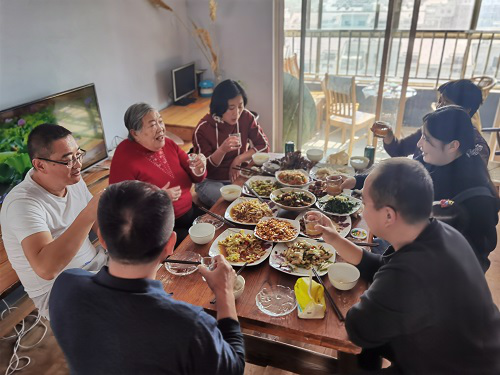 重阳送温暖，浓浓敬老情